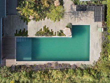Ein Pool in den Niederlanden im Garten von oben fotografiert